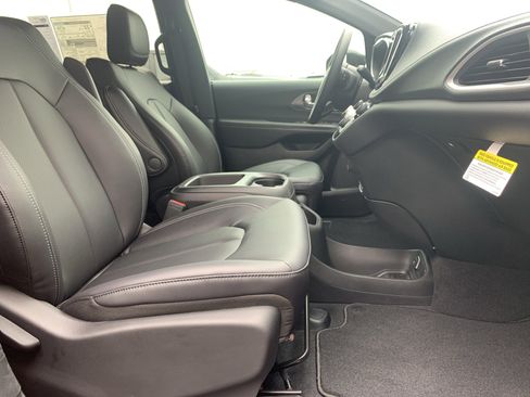 New 2026 Chrysler Pacifica Select image 20