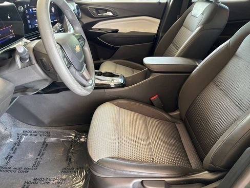 Used 2025 Chevrolet Trax LT FWD image 25
