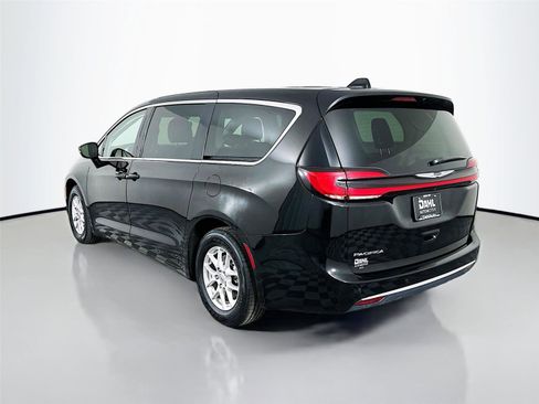 Used 2024 Chrysler Pacifica Touring-L FWD image 10