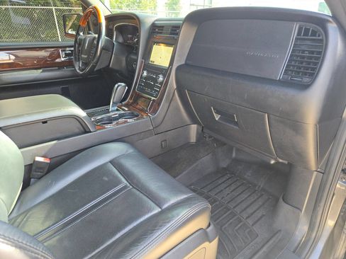 Used 2016 Lincoln Navigator Select RWD image 28
