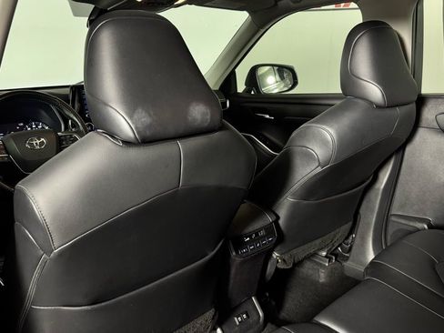 Used 2021 Toyota Highlander XLE FWD image 28