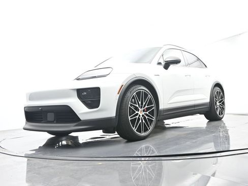 Certified 2025 Porsche Macan 4S Electric AWD/4WD image 41