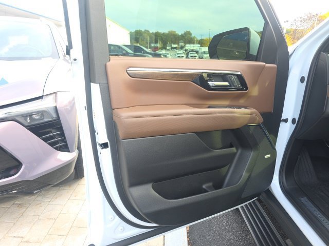 Used 2026 Chevrolet Suburban High Country AWD/4WD image 16