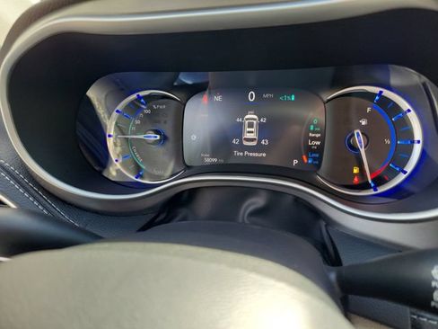 Used 2024 Chrysler Pacifica Limited FWD image 20