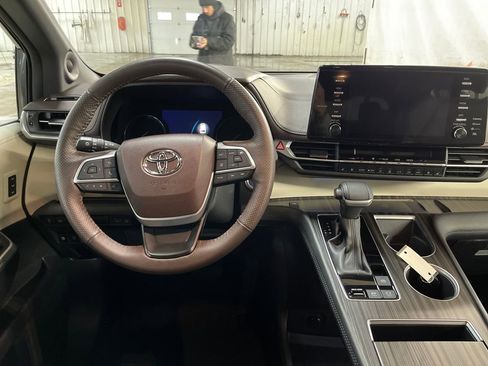 Certified 2024 Toyota Sienna Platinum image 13