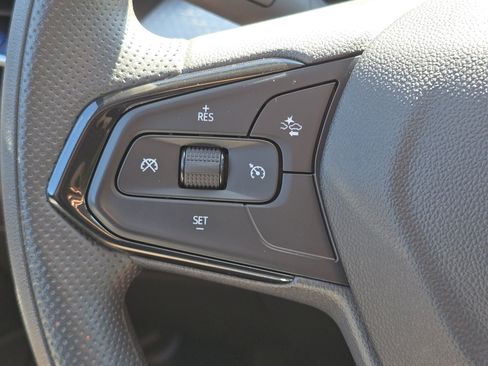 Used 2025 Chevrolet Trax LT FWD image 11