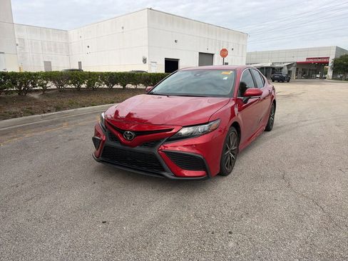 Used 2023 Toyota Camry SE FWD image 1