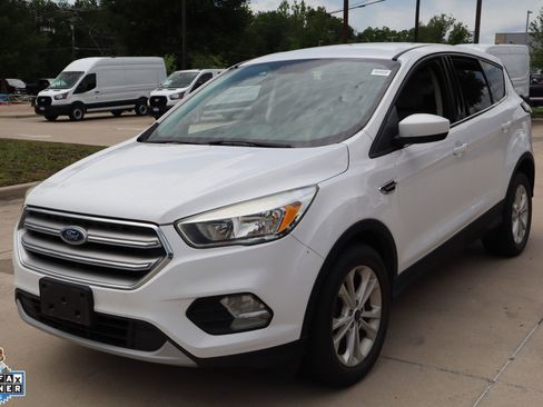 Used 2017 Ford Escape SE FWD image 8