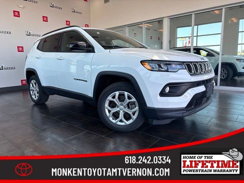 Used 2024 Jeep Compass Latitude AWD/4WD image 1