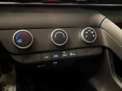 Used 2025 Hyundai Elantra SE image 14
