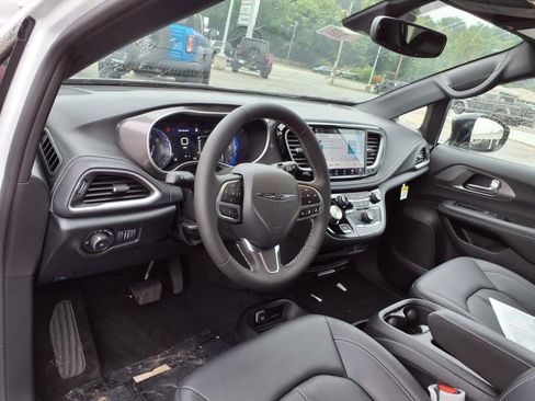 New 2026 Chrysler Pacifica Select image 7