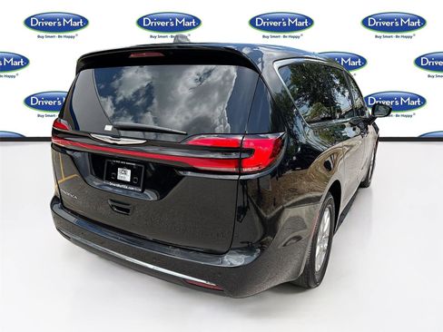 Used 2025 Chrysler Pacifica Select FWD image 7