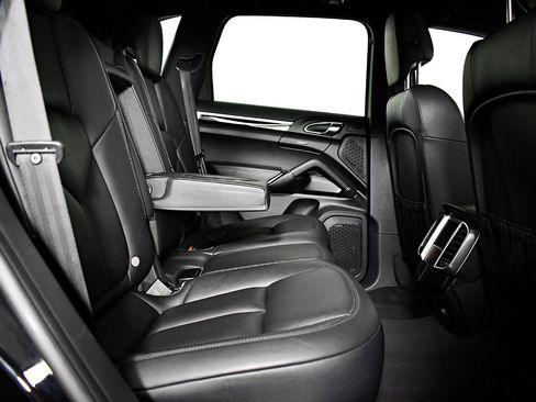 Used 2015 Porsche Cayenne S image 41
