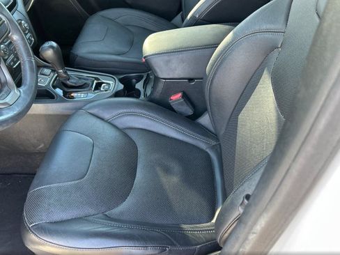 Used 2019 Jeep Cherokee Limited FWD image 7