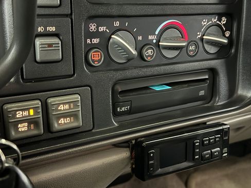 Used 2000 Chevrolet Tahoe Z71 w/ Comfort & Security Pkg image 64