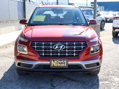 Used 2025 Hyundai Venue SEL FWD image 2