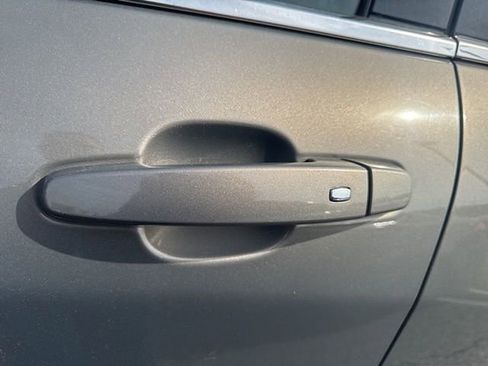 Used 2018 Chevrolet Equinox LT FWD image 9