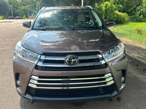 Used 2018 Toyota Highlander Limited FWD image 2
