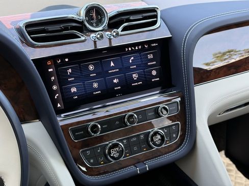 Used 2024 Bentley Bentayga image 18