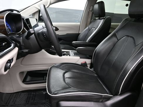 Used 2023 Chrysler Pacifica Limited FWD image 10