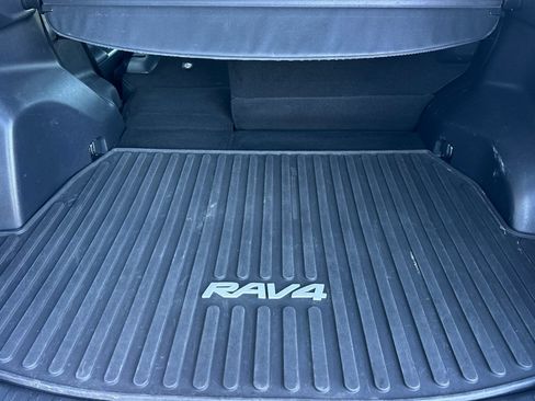 Used 2021 Toyota RAV4 LE AWD/4WD image 15