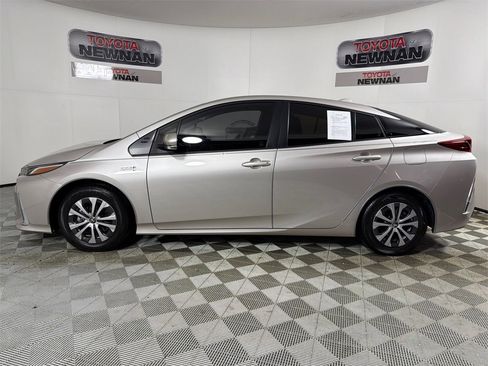 Used 2022 Toyota Prius Prime LE image 6