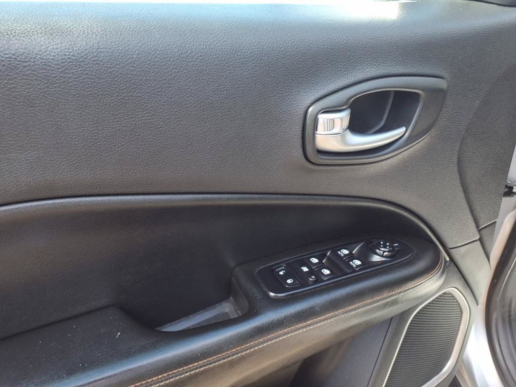 Used 2019 Jeep Compass Latitude AWD/4WD image 6