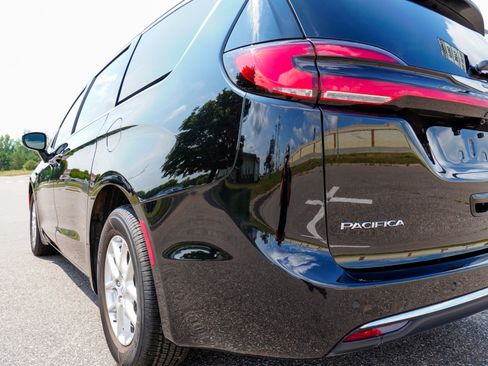 Used 2026 Chrysler Pacifica Select FWD image 35