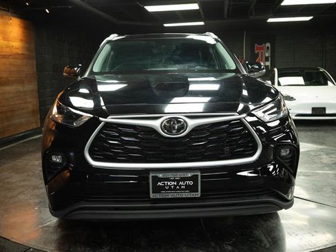 Used 2024 Toyota Highlander XLE AWD/4WD image 3