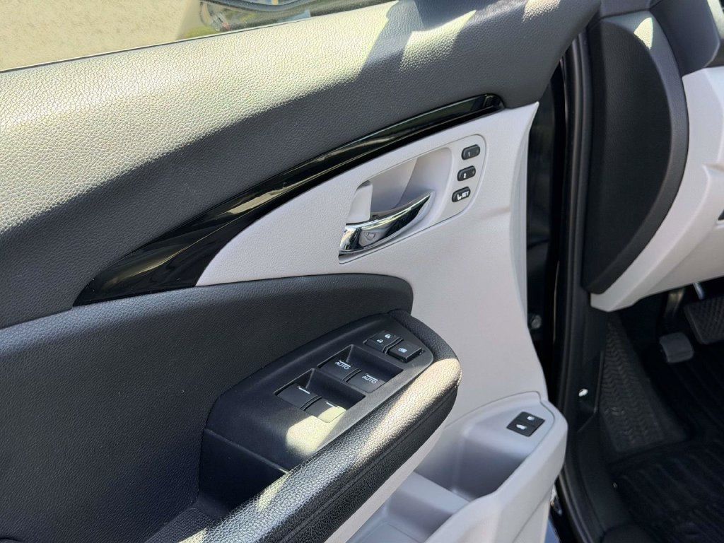 Used 2017 Honda Pilot Touring image 18