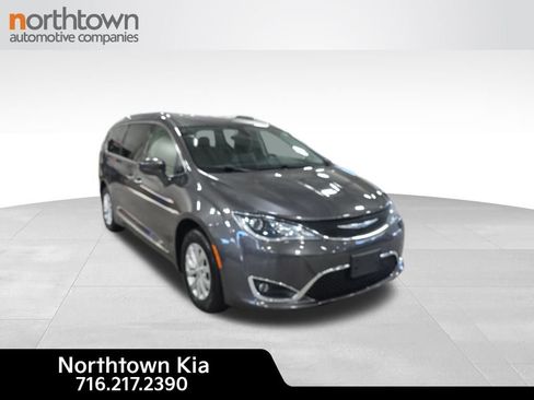 Used 2018 Chrysler Pacifica Touring-L image 1