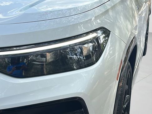 New 2026 Volkswagen Tiguan SE R-Line image 9