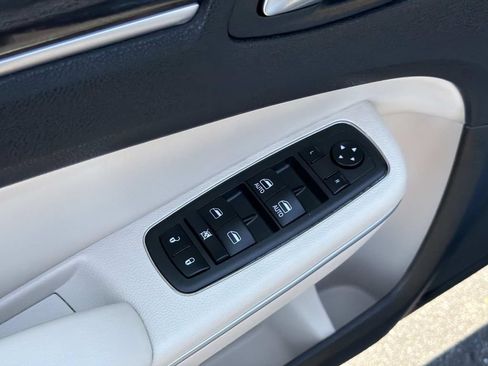 Used 2022 Chrysler 300 Touring L RWD image 19