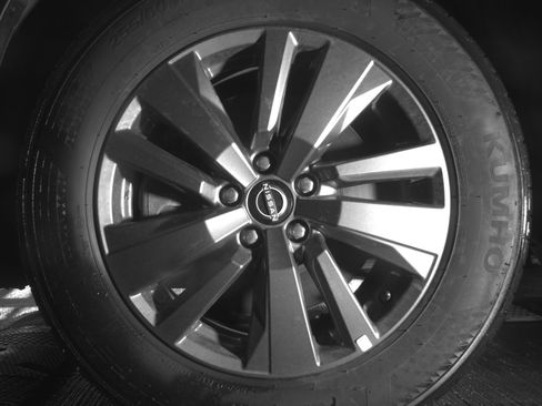 Used 2025 Nissan Pathfinder SV AWD/4WD image 12