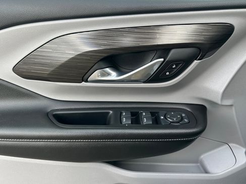 Used 2024 GMC Terrain SLE image 12