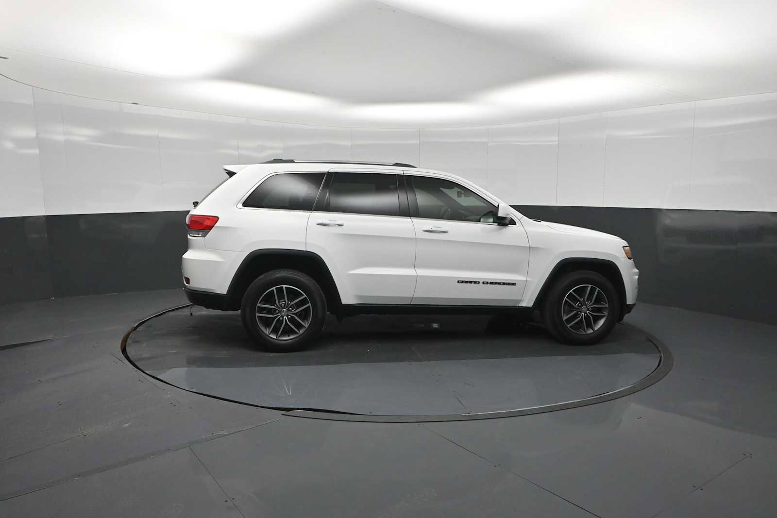 Used 2018 Jeep Grand Cherokee Laredo AWD/4WD image 38