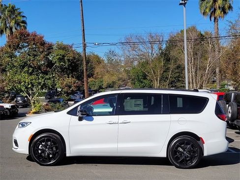 New 2026 Chrysler Pacifica Limited w/ S Appearance Package image 7