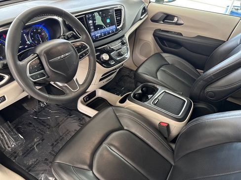 Used 2023 Chrysler Pacifica Touring-L FWD image 9