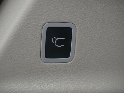 Used 2018 Chrysler Pacifica Limited w/ Tire & Wheel Group image 36