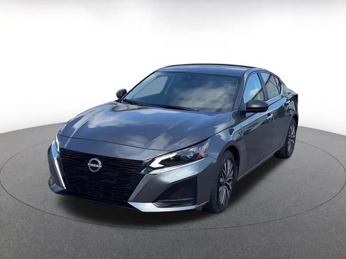 Used 2025 Nissan Altima 2.5 SV FWD image 4