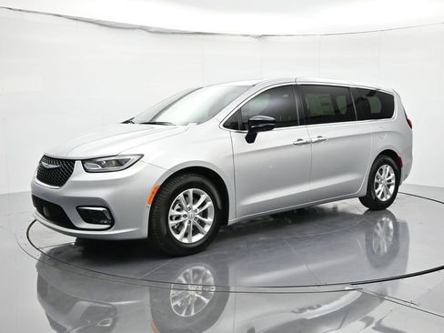 New 2026 Chrysler Pacifica Select image 1