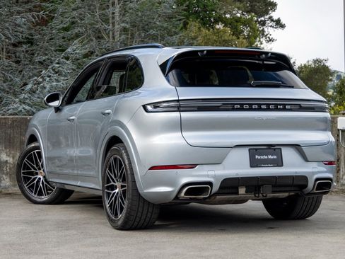 Certified 2025 Porsche Cayenne image 3