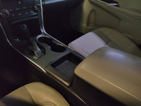 Used 2016 Toyota Camry SE w/ Moonroof Package FWD image 26