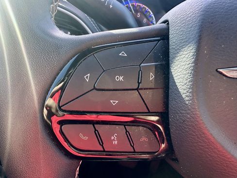 Used 2023 Chrysler Pacifica Touring-L w/ Uconnect Theater Family Group FWD image 15
