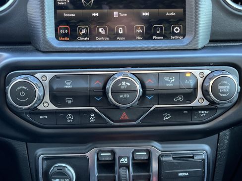 Used 2020 Jeep Wrangler Unlimited Sahara image 5