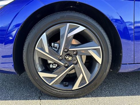 Certified 2025 Hyundai Elantra SEL image 11