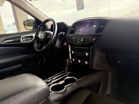 Used 2020 Nissan Pathfinder SV image 42