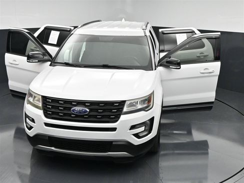 Used 2017 Ford Explorer XLT w/ Equipment Group 201A AWD/4WD image 36