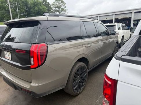 Used 2026 Ford Expedition Platinum w/ Stealth Performance Package AWD/4WD image 3