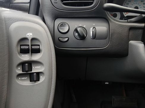 Used 2005 Chrysler Town & Country Touring w/ Leather Interior Group FWD image 12